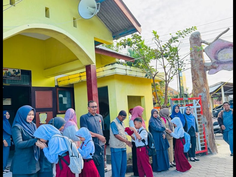 PENYAMBUTAN SISWA SETIAP PAGI